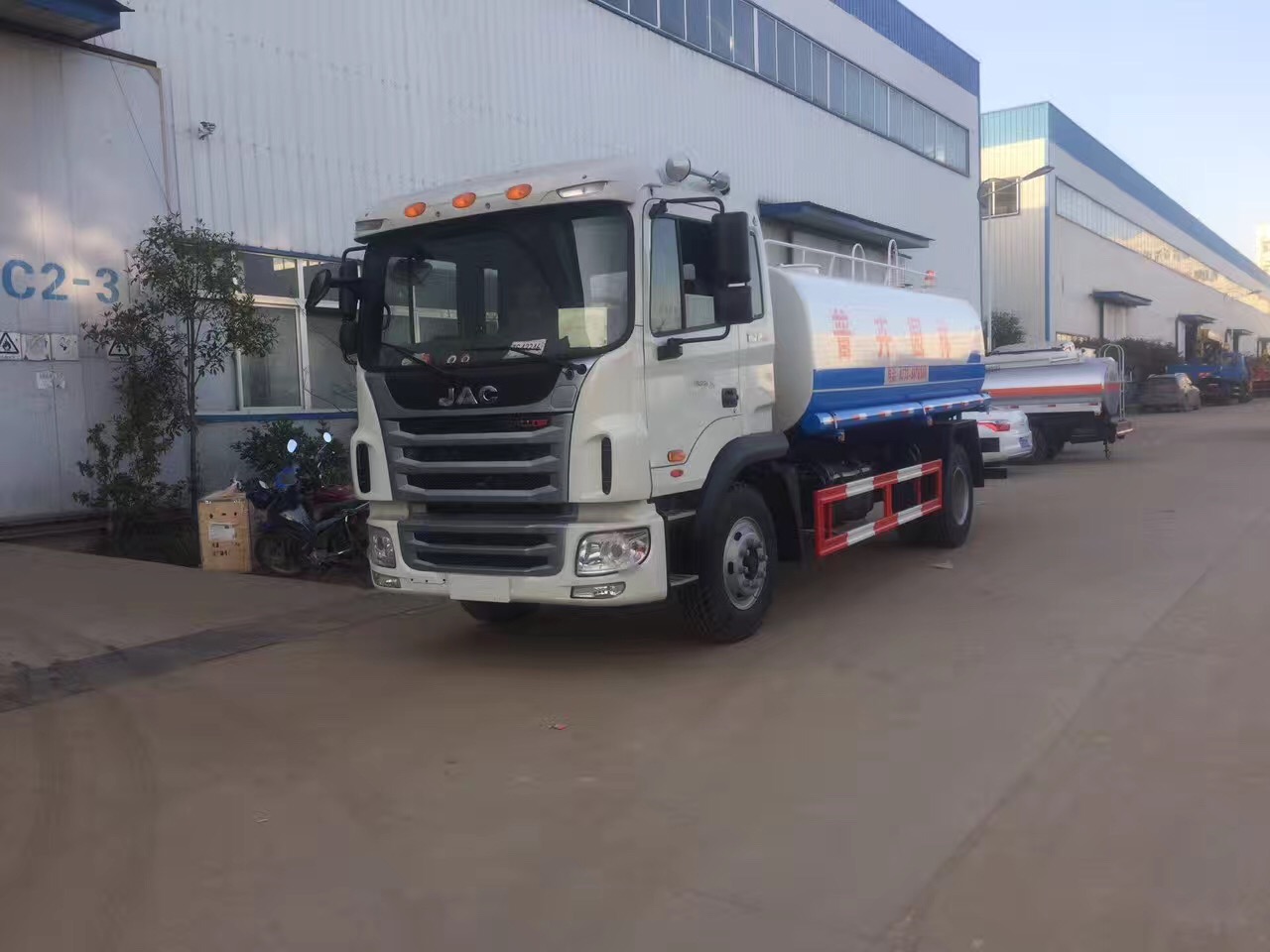 東風(fēng)底盤灑水車與油罐車 價(jià)格、廠家及選購指南